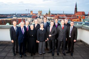 Mehrere Personen stehen auf dem Dach der Raphaelsklinik